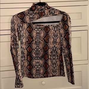 long sleeve snake print top!